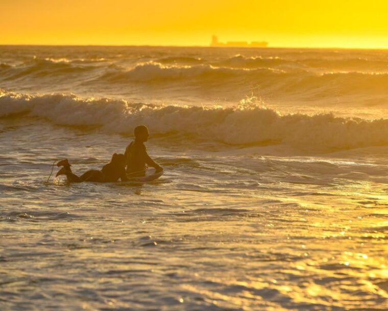 porto-small-group-surfing-experience-with-transportation