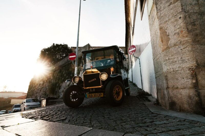 portoprivate-tour-of-the-historic-city-in-a-classic-ford-t