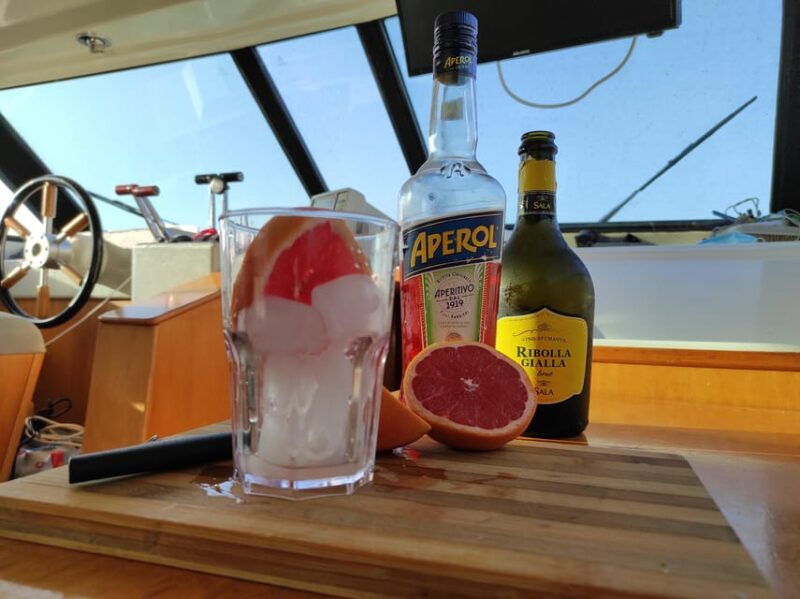 portovenere-aperitif-on-a-boat-at-sunset