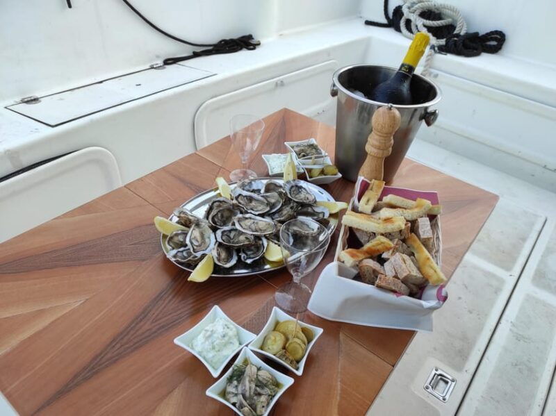 portovenere-aperitif-on-a-boat-at-sunset