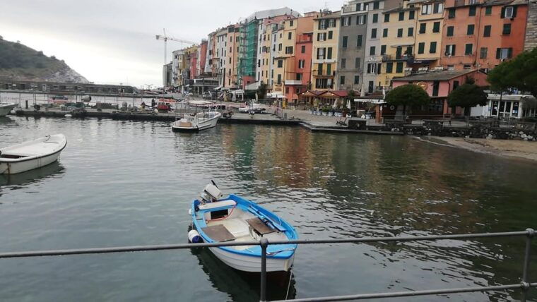 portovenere-aperitif-on-a-boat-at-sunset