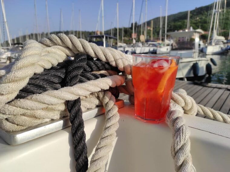 portovenere-aperitif-on-a-boat-at-sunset
