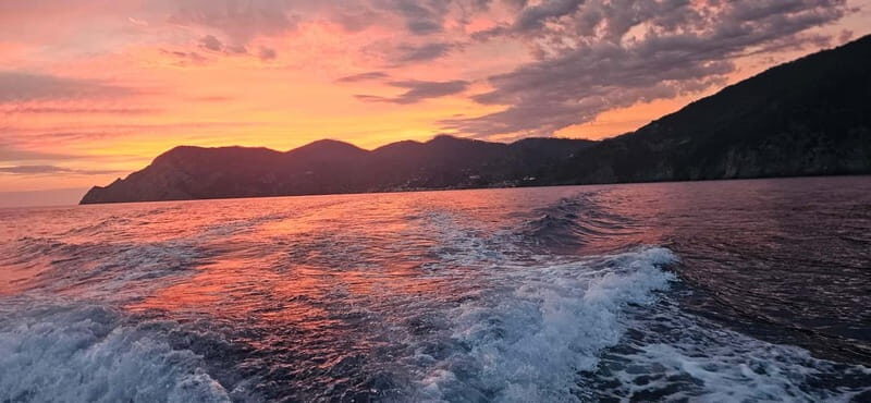 Portovenere: Sunset Boat Tour with Aperitivo - Pricing and Value
