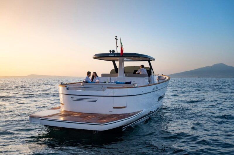 positano-boat-tour-of-capri-with-drinks-and-snacks-2
