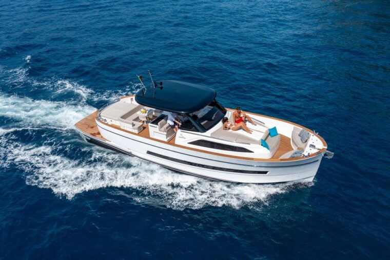 positano-boat-tour-of-capri-with-drinks-and-snacks-2