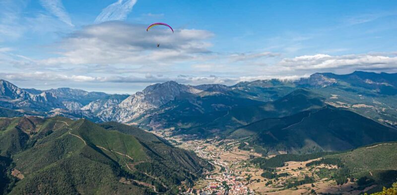 Potes: Paragliding in the Picos de Europa with professional pilots - An In-Depth Look at the Potes Paragliding Experience