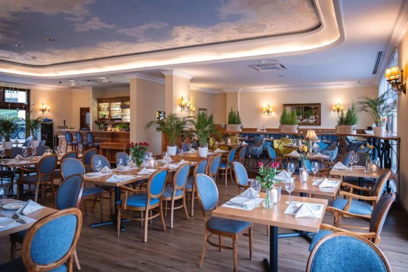 Pozna: Romantic Italian Dinner with Live Music and Wine - Key Points