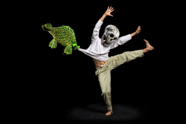 prague-1-5-hour-black-light-theater-srnec-performance