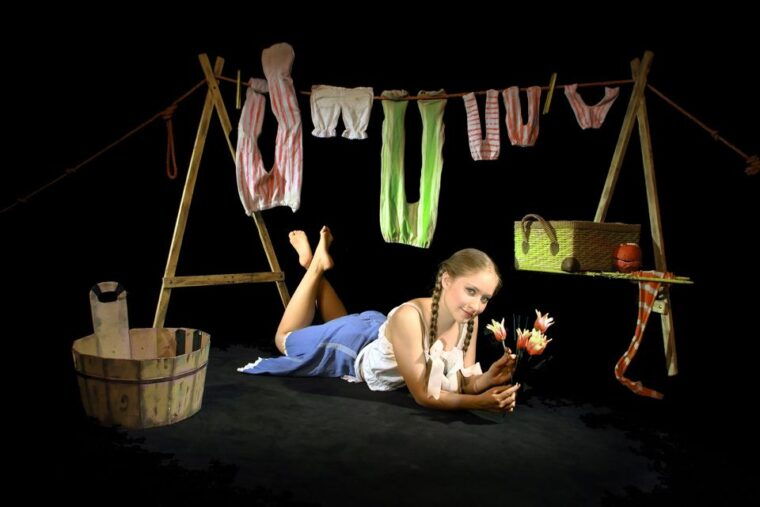 prague-1-5-hour-black-light-theater-srnec-performance