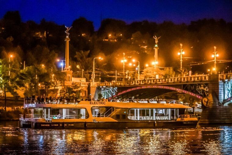 prague-50-minute-sightseeing-evening-cruise