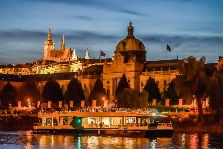 prague-50-minute-sightseeing-evening-cruise