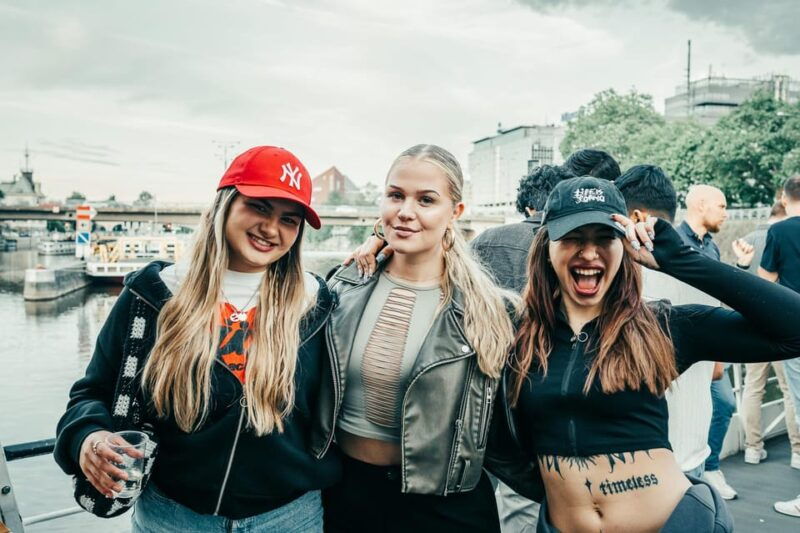 prague-booze-cruise-with-open-bar-and-duplex-entry