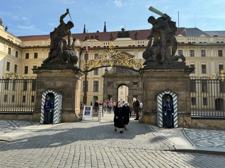 prague-castle-interiors-and-guards-ceremony-tour