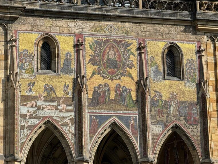 prague-castle-interiors-and-guards-ceremony-tour