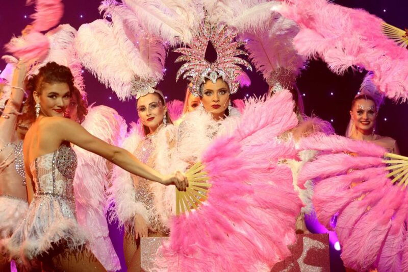 prague-evening-czech-cabaret-show-at-the-hybernia-theater