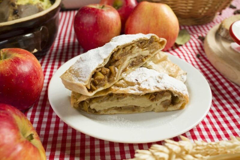 prague-evening-folklore-garden-party-with-traditional-menu