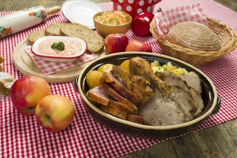 prague-evening-folklore-garden-party-with-traditional-menu