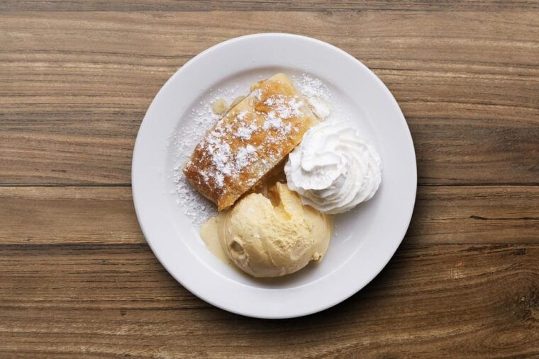 prague-evening-river-cruise-with-dinner-and-welcome-drink