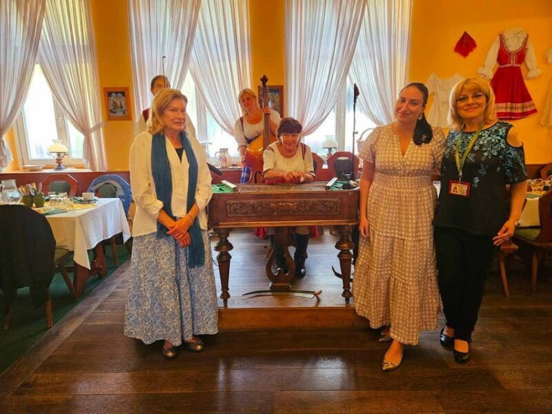 prague-folklore-show-with-dinner-and-prague-by-night-tour