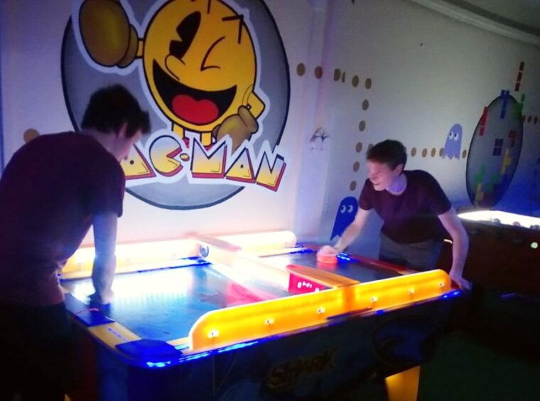 prague-glow-golf-mini-golf-game-by-uv-light