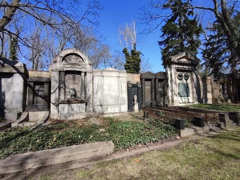 Prague: New Jewish Cemetery Guided Tour - Key Points