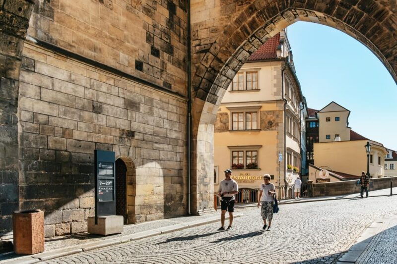 prague-old-town-astronomical-clock-and-underground-tour