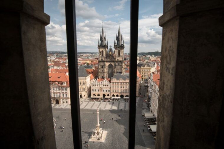 prague-old-town-astronomical-clock-and-underground-tour