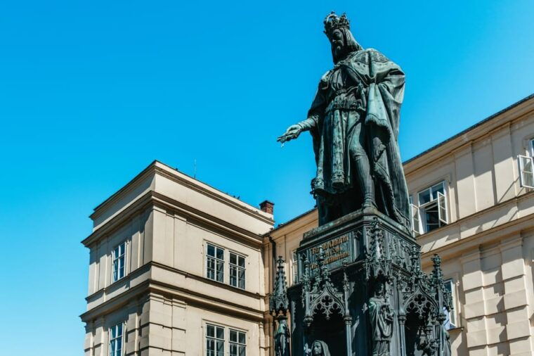 prague-old-town-astronomical-clock-and-underground-tour
