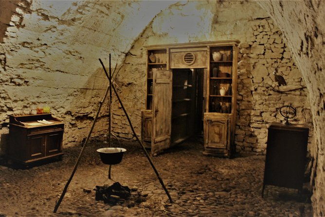 prague-old-town-medieval-underground-and-dungeon-historical-tour