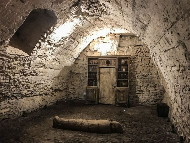 prague-old-town-medieval-underground-dungeon-tour