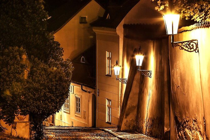 prague-photoshoot-for-couples-betrothed-family-friends