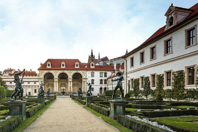 prague-photoshoot-for-couples-betrothed-family-friends