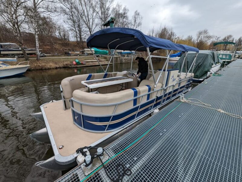 prague-private-pontoon-sightseeing-cruise-with-prosecco