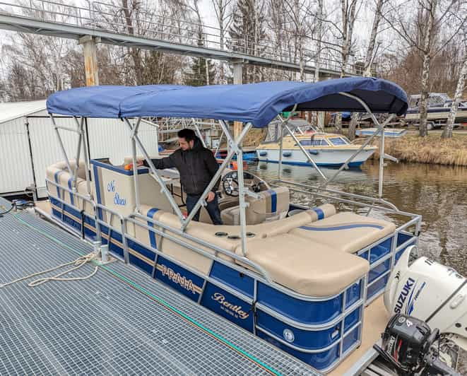 prague-private-pontoon-sightseeing-cruise-with-prosecco