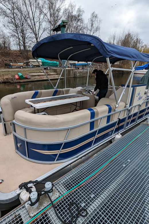 prague-private-pontoon-sightseeing-cruise-with-prosecco