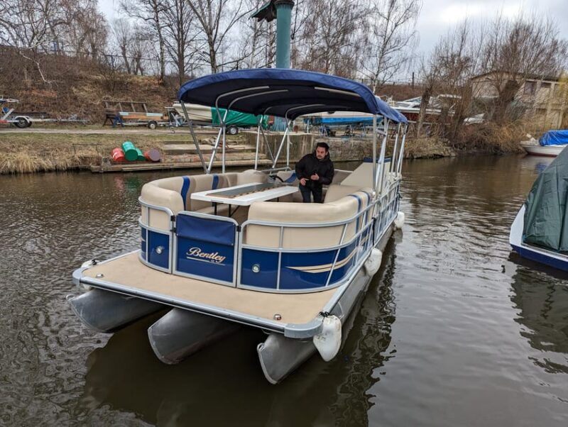 prague-private-pontoon-sightseeing-cruise-with-prosecco