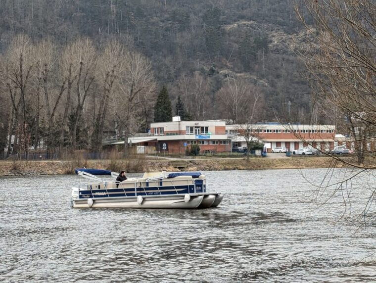 prague-private-pontoon-sightseeing-cruise-with-prosecco