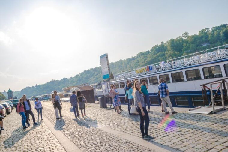 prague-sightseeing-boat-cruise-with-buffet-dinner-2