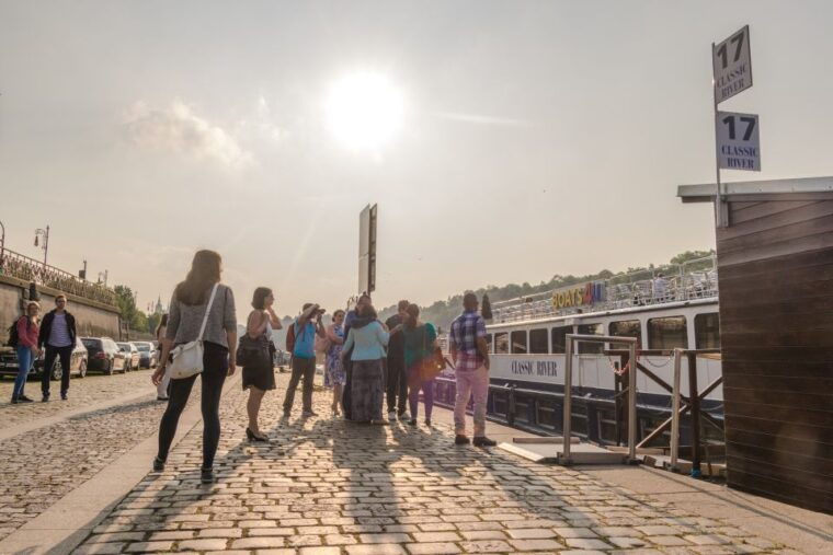 prague-sightseeing-boat-cruise-with-buffet-dinner-2