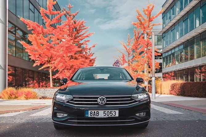 prague-to-berlin-stop-in-dresden-by-limousine-31pax