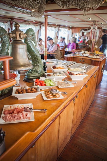 prague-vltava-river-evening-dinner-cruise