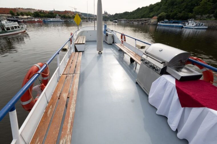 prague-vltava-river-private-boat-party-with-drinks
