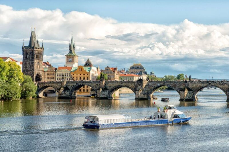 prague-vltava-river-sightseeing-cruise