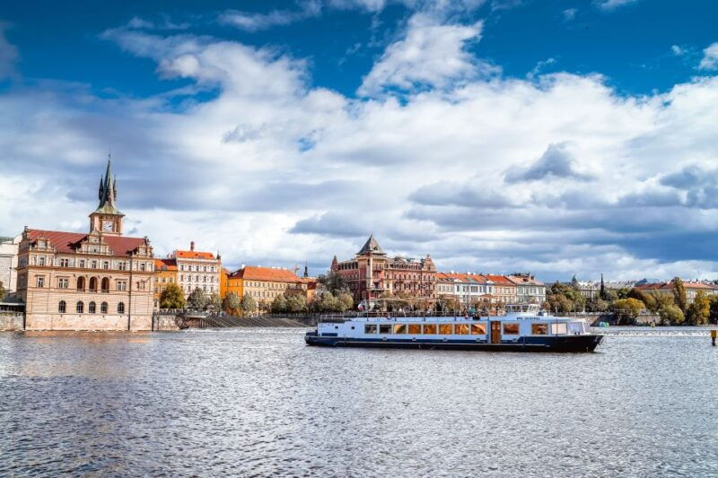 prague-vltava-river-sightseeing-cruise