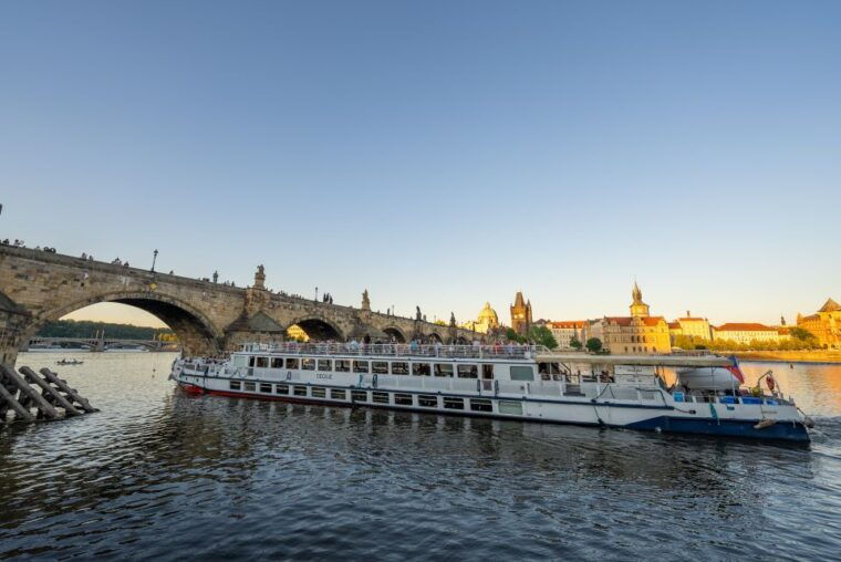 prague-vltava-river-sightseeing-cruise