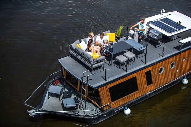 prague-yachtboat-classic-cruise-with-unlimited-beer-or-prosecco