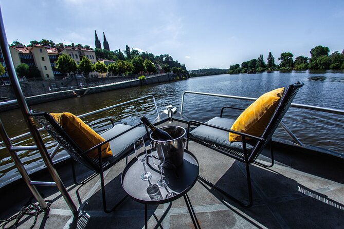 prague-yachtboat-classic-cruise-with-unlimited-beer-or-prosecco