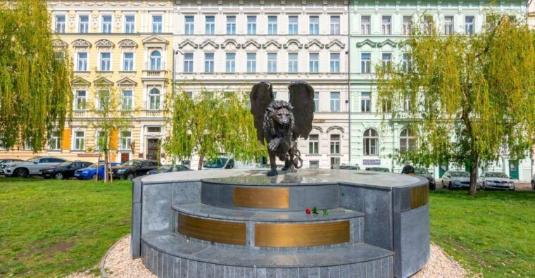 pragues-old-town-private-guided-tour-with-boat-cruise