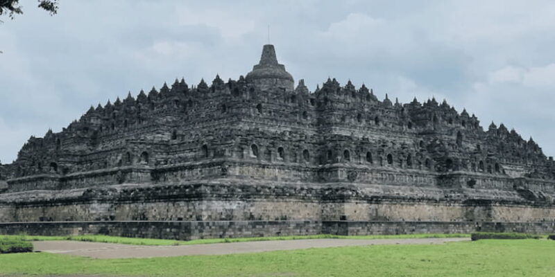 prambanan-tour-borobudur-climb-with-tickets
