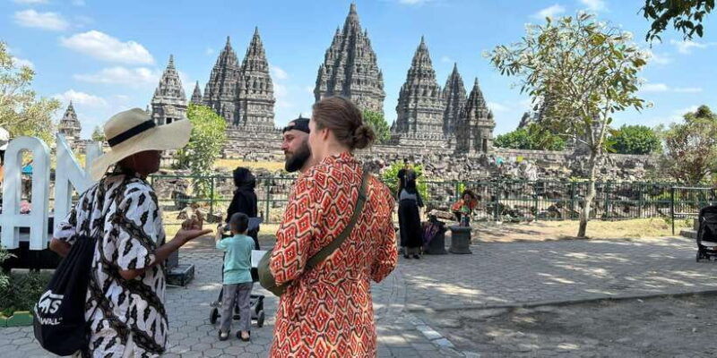 prambanan-tour-borobudur-climb-with-tickets